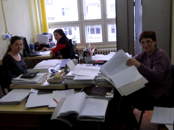Funcţionarele de la serviciul Personal a Spitalului Judeţean triază dosarele candidaţilor  