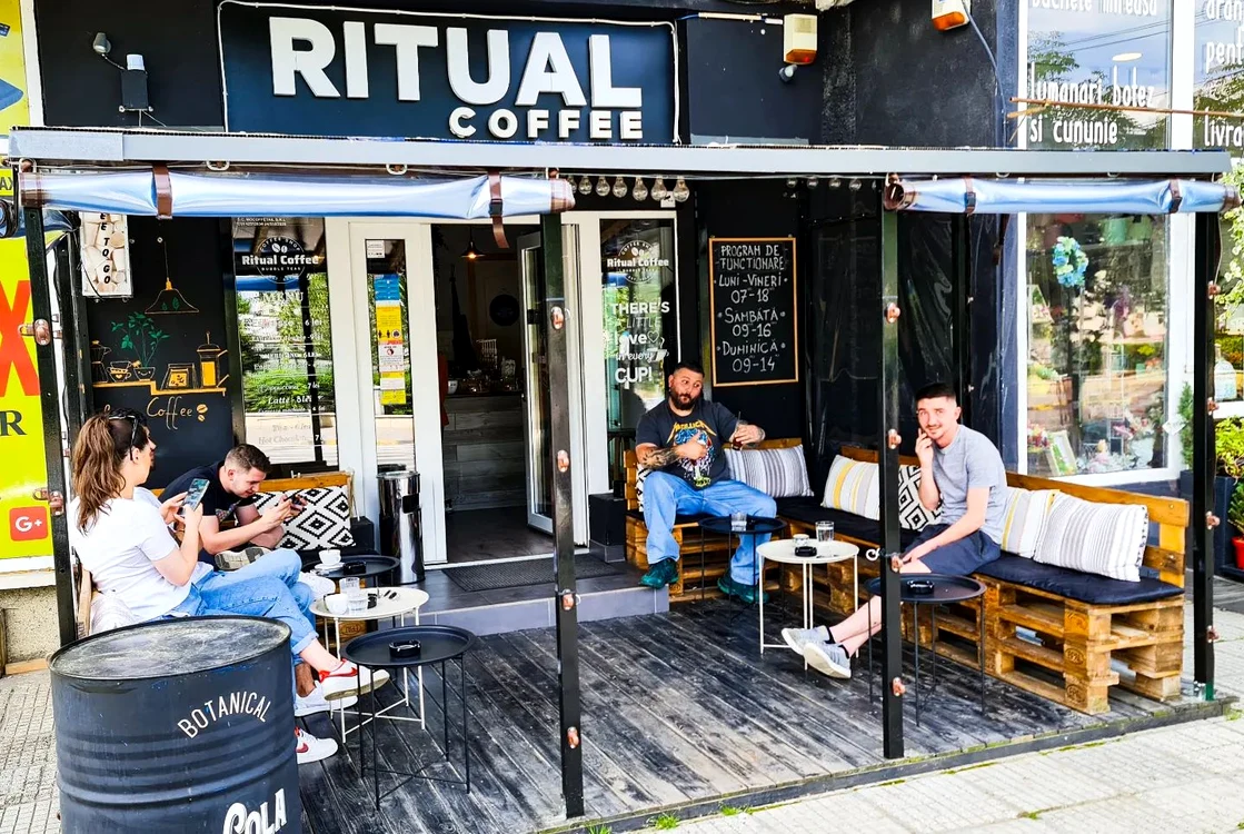 Terasa cafenelei se află la parterul unui bloc turn comunist FOTO Ritual Coffee 