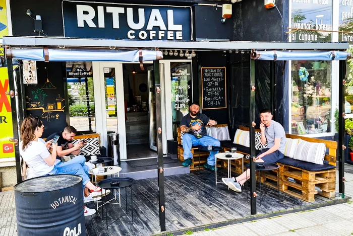 Terasa cafenelei se află la parterul unui bloc turn comunist FOTO Ritual Coffee 