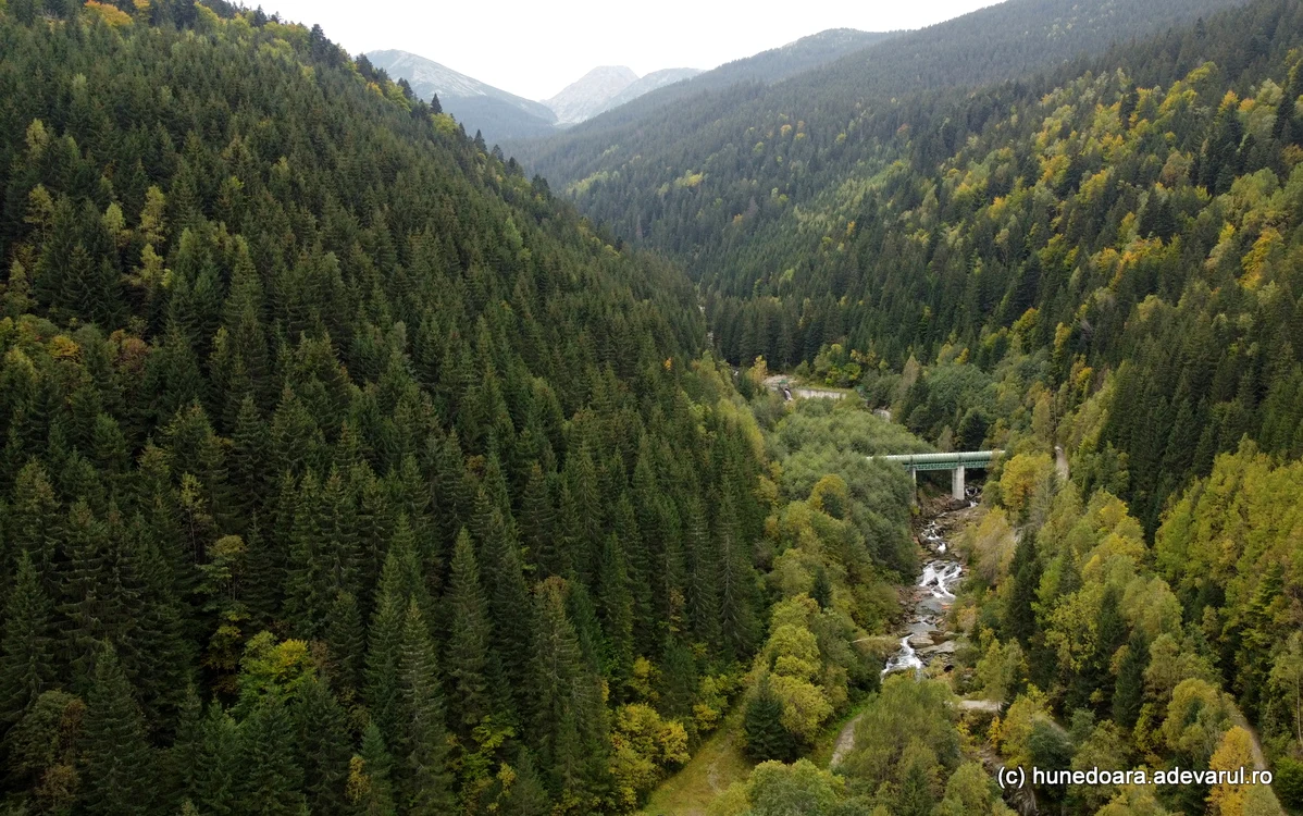Cascada Lolaia si Valea Nucșoarei - Pietrele din Retezat. Foto Daniel Guță ADEVĂRUL