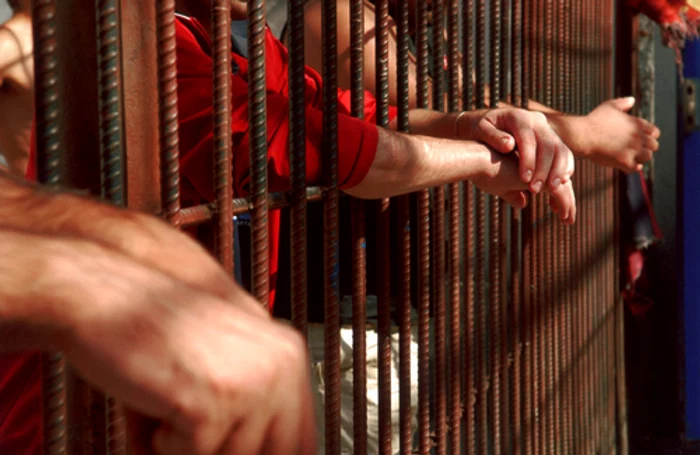 
    Colegii de celulă i-au anunţat pe gardieni că tânărul e inconştient.  