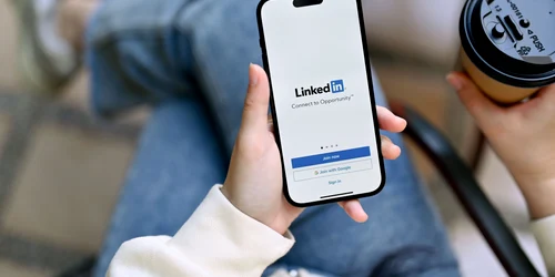 LinkedIn FOTO BongkarnGraphic Shutterstock com jpg