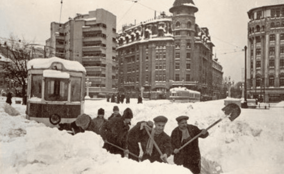 Cum se făcea deszăpezirea pe vremuri, cu mijloace rudimentare. Baza era „forța brațelor“