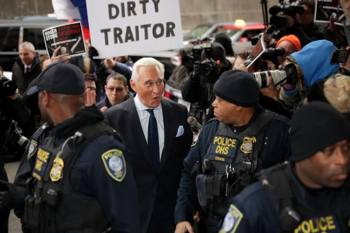 Roger Stone, escortat de ofiteri ai Departamentului de Securitate Interna (DHS) FOTO AFP