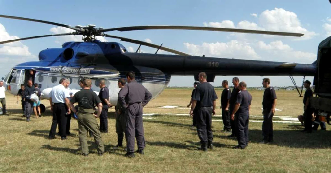 Elicopterul intervine pentru stingerea flăcărilor scăpate de sub control - foto: ISU Argeș