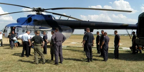 Elicopterul intervine pentru stingerea flăcărilor scăpate de sub control - foto: ISU Argeș