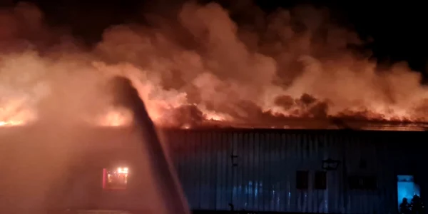 O fabrică de mezeluri din Mizil a luat foc