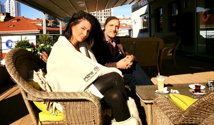 
    Nicoleta Luciu (35 de ani) s-a fotografiat pe masa de operațiefoto: Arhiva Personală  