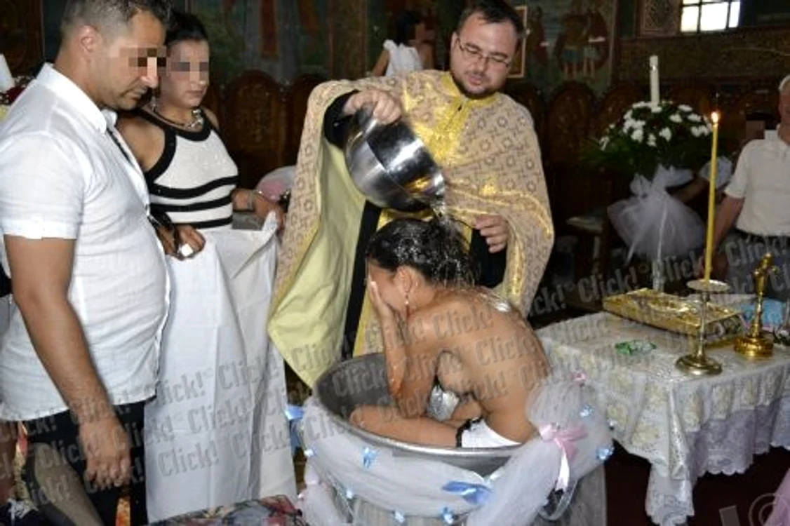 Tânăra a fost botezată în sânii goi