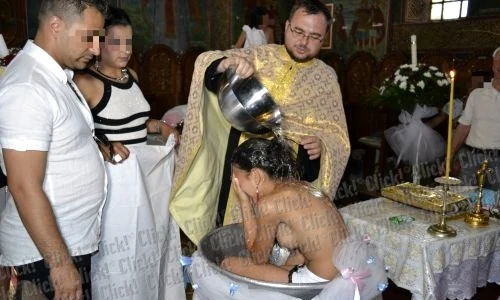 Tânăra a fost botezată în sânii goi jpeg