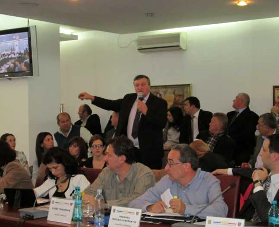Revoltă în USL Vâlcea. Primarii liberali i-au cerut socoteală preşedintelui CJ pentru că a repartizat 70 % din fonduri comunelor conduse de PSD-işti