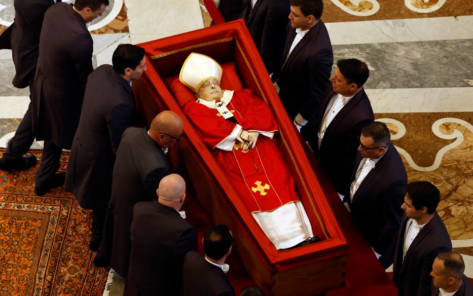 Care sunt etapele înmormântării Papei Francisc. Ceremonia privată de închidere a sicriului