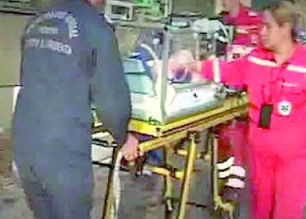 Mama micuţului a spus că l-a hrănit, dar că a crezut că are icter şi că de asta ar fi slăbit.