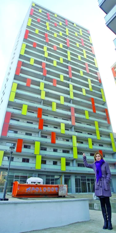 
    Blocul de 24 de etaje face  parte din ansamblul Doamna  Ghica Plaza, iar la o înălţime  de 78,2 metri este cel mai înalt  imobil de locuit din Capitală  
