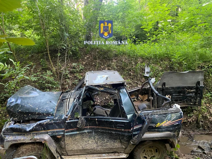 Mașina este grav avariată. FOTO IPJ Argeș