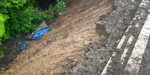 Alunecare de teren pe strada Aranghel din Râmnicu Vâlcea urmare a ploilor abundente Sursa ISU Vâlcea jpg