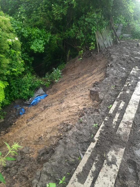 Alunecare de teren pe strada Aranghel din Râmnicu Vâlcea urmare a ploilor abundente Sursa ISU Vâlcea