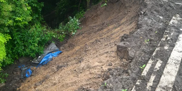Alunecare de teren pe strada Aranghel din Râmnicu Vâlcea urmare a ploilor abundente Sursa ISU Vâlcea jpg