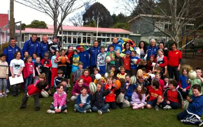 ”Stejarii”, alături de copii dintr-o școală din Dunedin * Foto: www.frr.ro
