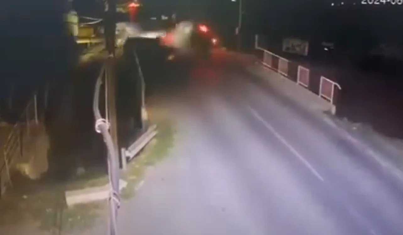 Mașina condusă de tânără a fost aruncată de pe pod. FOTO captură video Facebook