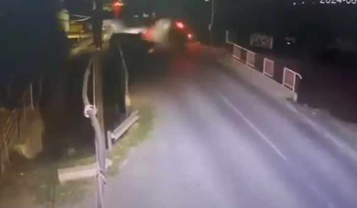 Mașina condusă de tânără a fost aruncată de pe pod. FOTO captură video Facebook