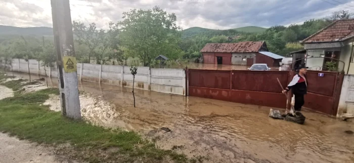 Gospodărie inundată la Hopârta. Foto: ISU Alba