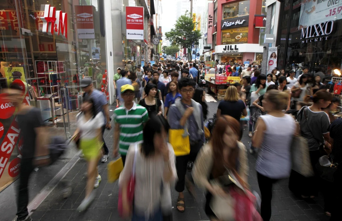 Centrele comerciale din Coreea de Nord sunt aglomerate de clienţi liberi şi cu mare putere de cumpărare.  FOTO: Reuters
