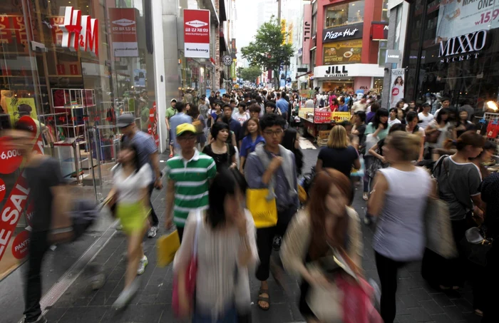 Centrele comerciale din Coreea de Nord sunt aglomerate de clienţi liberi şi cu mare putere de cumpărare.  FOTO: Reuters