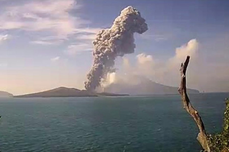 Vulcanul Anak Krakatau din Indonezia a expulzat o coloană de cenuşă la 1.000 de metri înălţime