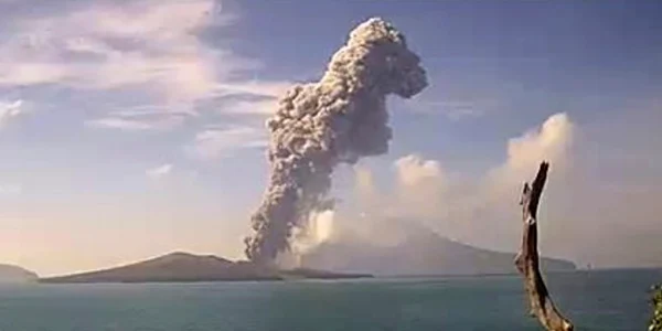 eruptie a vulcanului Anak Krakatau in 10 iunie 2023 profimedia 0782566798 jpg