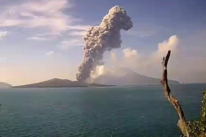Vulcanul Anak Krakatau în timpul erupției din 10 iunie 2023 Foto Profimedia