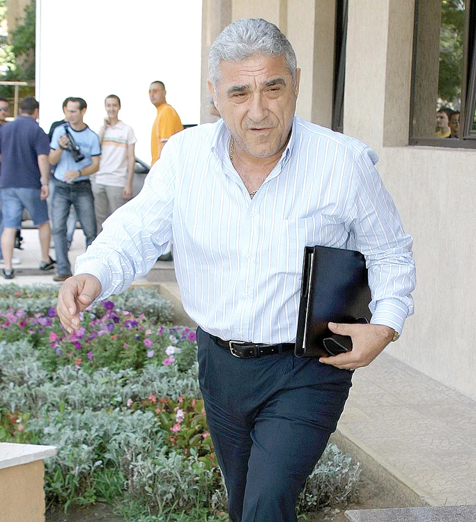
    Giovani Becali este închis la Penitenciarul Slobozia, unde execută o pedeapsă de 6 ani şi 4 luni în dosarul transferurilor de jucători  