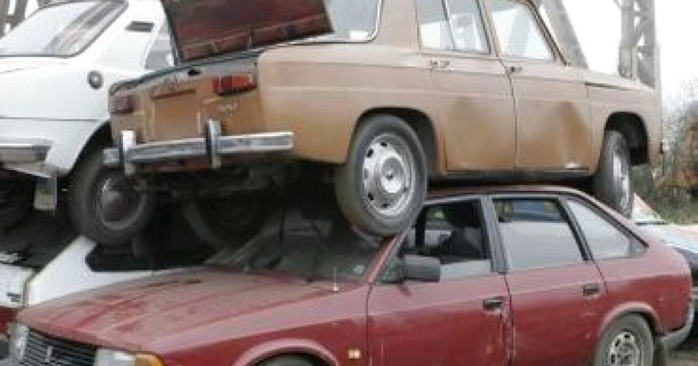 Mai multe maşini puse una peste alta pentru a fi duse la casat
