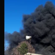 Fum incendiul de la depozitul de materiale sanitare FOTO: Facebook/Ministerul Mediului