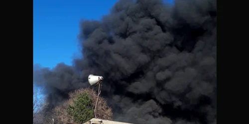 Fum incendiul de la depozitul de materiale sanitare FOTO: Facebook/Ministerul Mediului