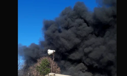 Fum incendiul de la depozitul de materiale sanitare FOTO: Facebook/Ministerul Mediului