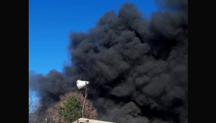 Avertisment al Ministerului Mediului după incendiul la depozitul din Sectorul 6. Norul de fum se deplasează spre est-sud-estul Capitalei