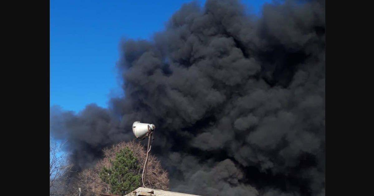 Ministerul Mediului avertizează: Norul de fum de la depozitul din Sectorul 6 se îndreaptă spre est.