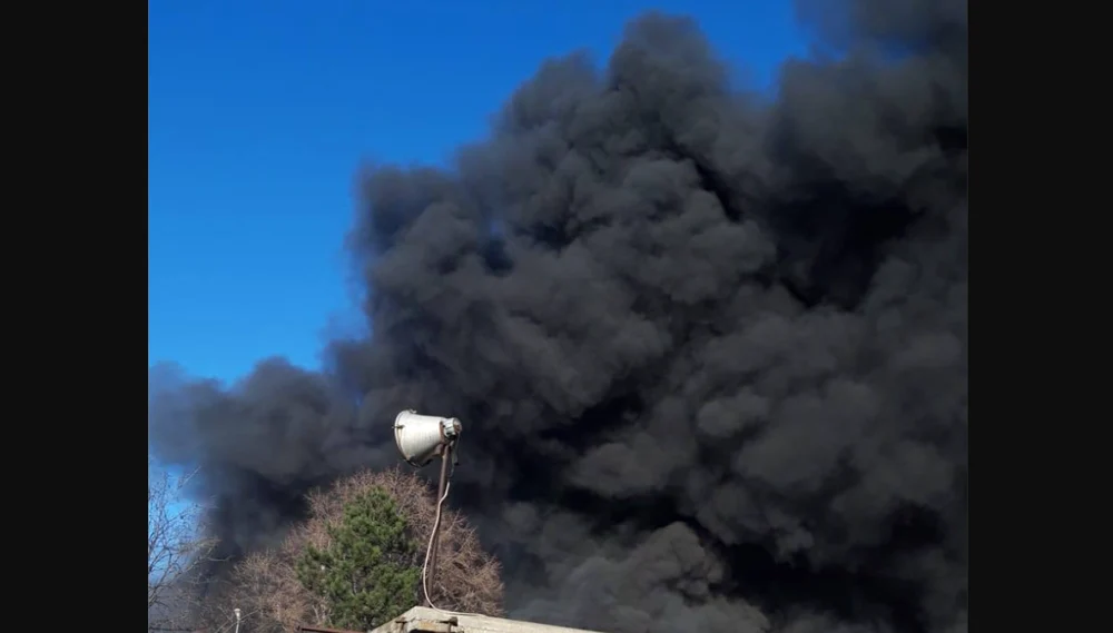 Avertisment al Ministerului Mediului după incendiul la depozitul din Sectorul 6. Norul de fum se deplasează spre est-sud-estul Capitalei