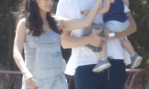 Exclusive    Ashton Kutcher & Mila Kunis Take Their Daughter To Griffith Park ***NO WEB USE W/O PRIOR AGREEMENT   CALL FOR PRICING*** jpeg