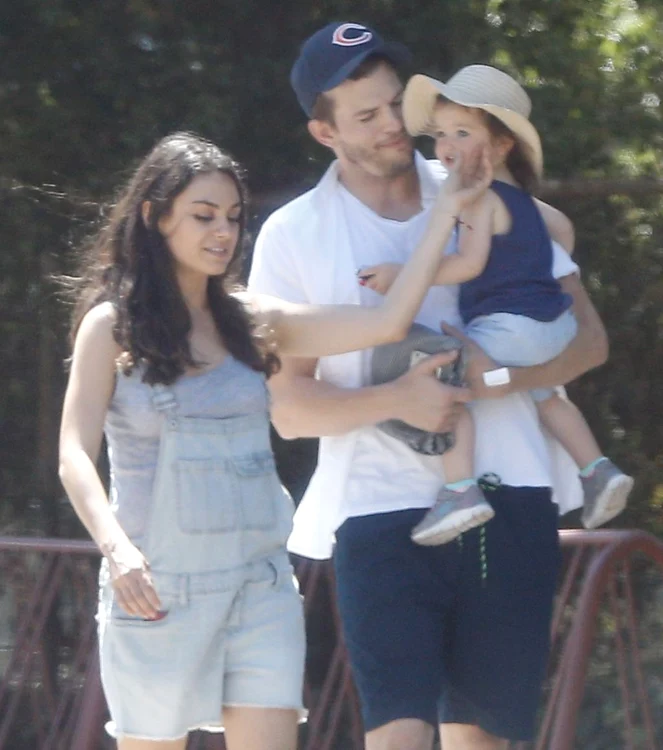 Exclusive    Ashton Kutcher & Mila Kunis Take Their Daughter To Griffith Park ***NO WEB USE W/O PRIOR AGREEMENT   CALL FOR PRICING*** jpeg