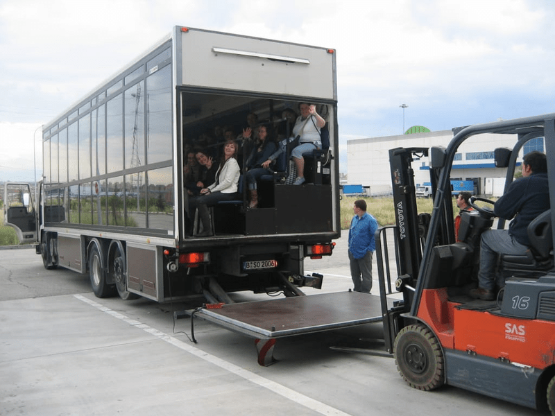 Experiență inedită la Timișoara. Două ore într-un camion în mișcare, transformat în sală de teatru FOTO