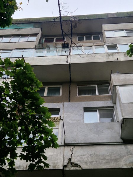 Blocul din Drumul Taberei ar fi fost proiectat să se fisureze în acel loc, dar are probleme structurale cunoscute. Expert: Consolidarea trebuia făcută