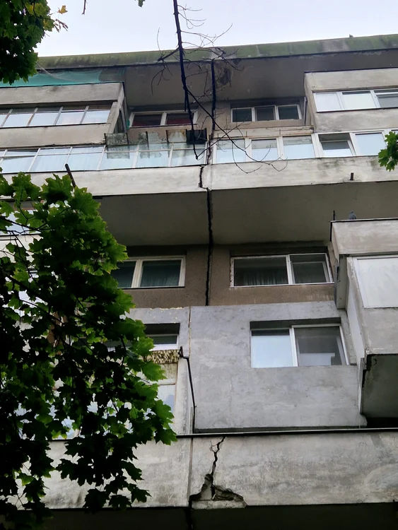 fisura bloc drumul taberei cutremur