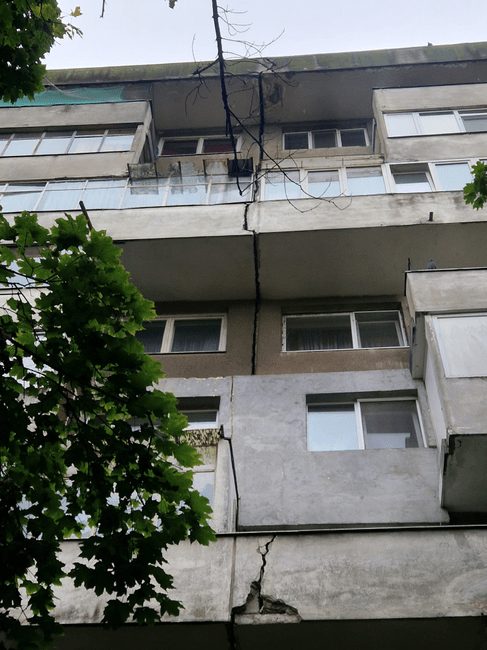 Blocul din Drumul Taberei ar fi fost proiectat să se fisureze în acel loc, dar are probleme structurale cunoscute. Expert: Consolidarea trebuia făcută