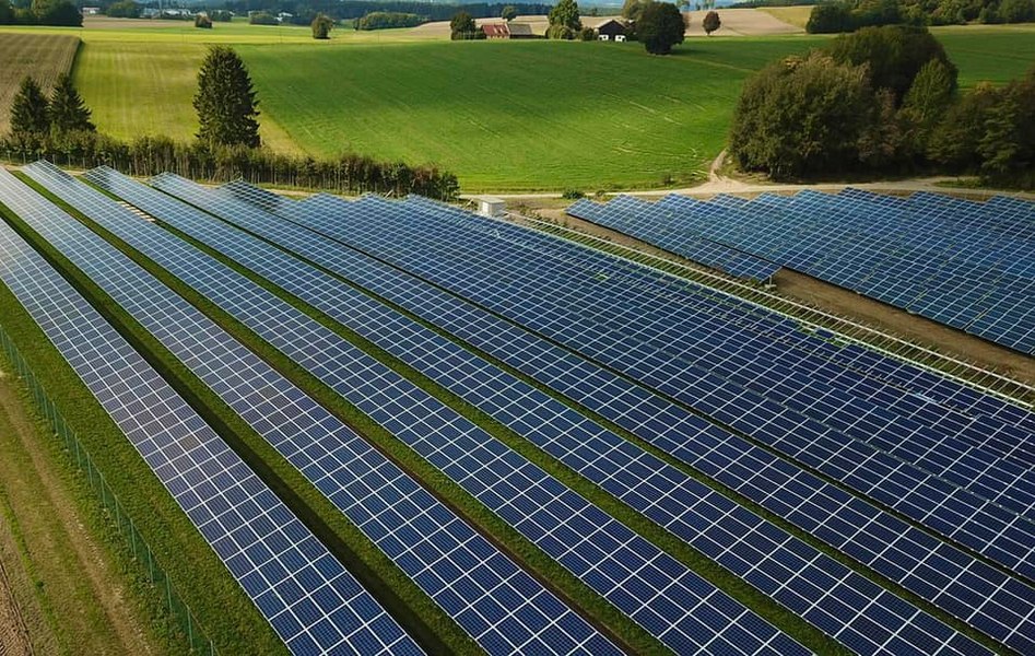 BMW construiește lângă România cea mai mare centrală solară a companiei. Va ocupa o suprafaţă egală cu 71 de terenuri de fotbal