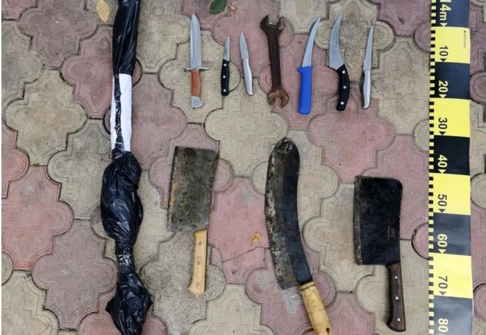 Interlopii aveau un întreg arsenal de arme albe pe care le foloseau pentru a-şi ameninţa victimele.Imagine: Poliţia Română