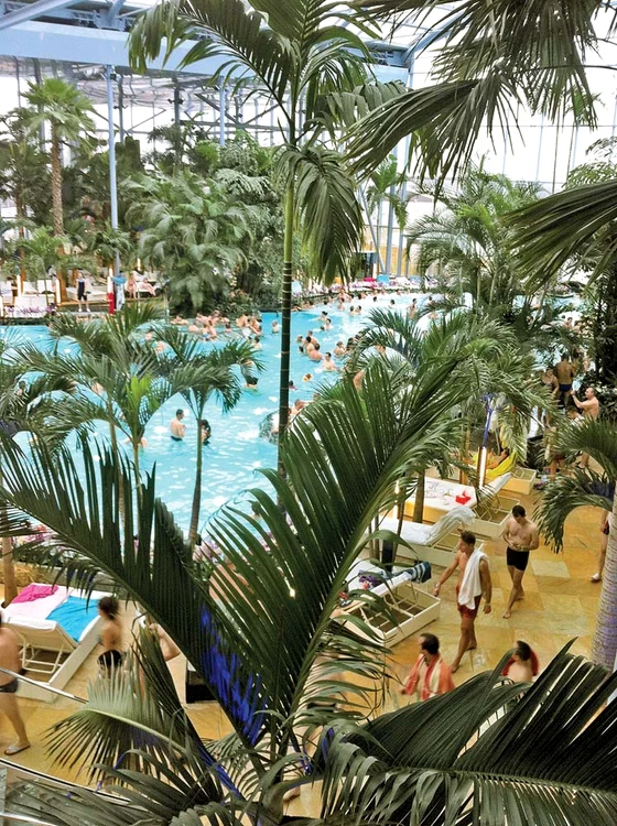 Piscina Aromatherapy a fost  neîncăpătoare în weekend