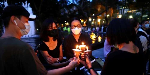 Tineri din Hong Kong comemoreaza victimele masacrului din Piata Tiananmen FOTO EPA-EFE