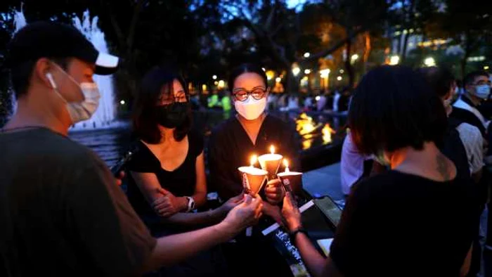 Tineri din Hong Kong ţinând în mână lumânări în memoria victimelor masacrului din Piaţa Tiananmen FOTO EPA-EFE